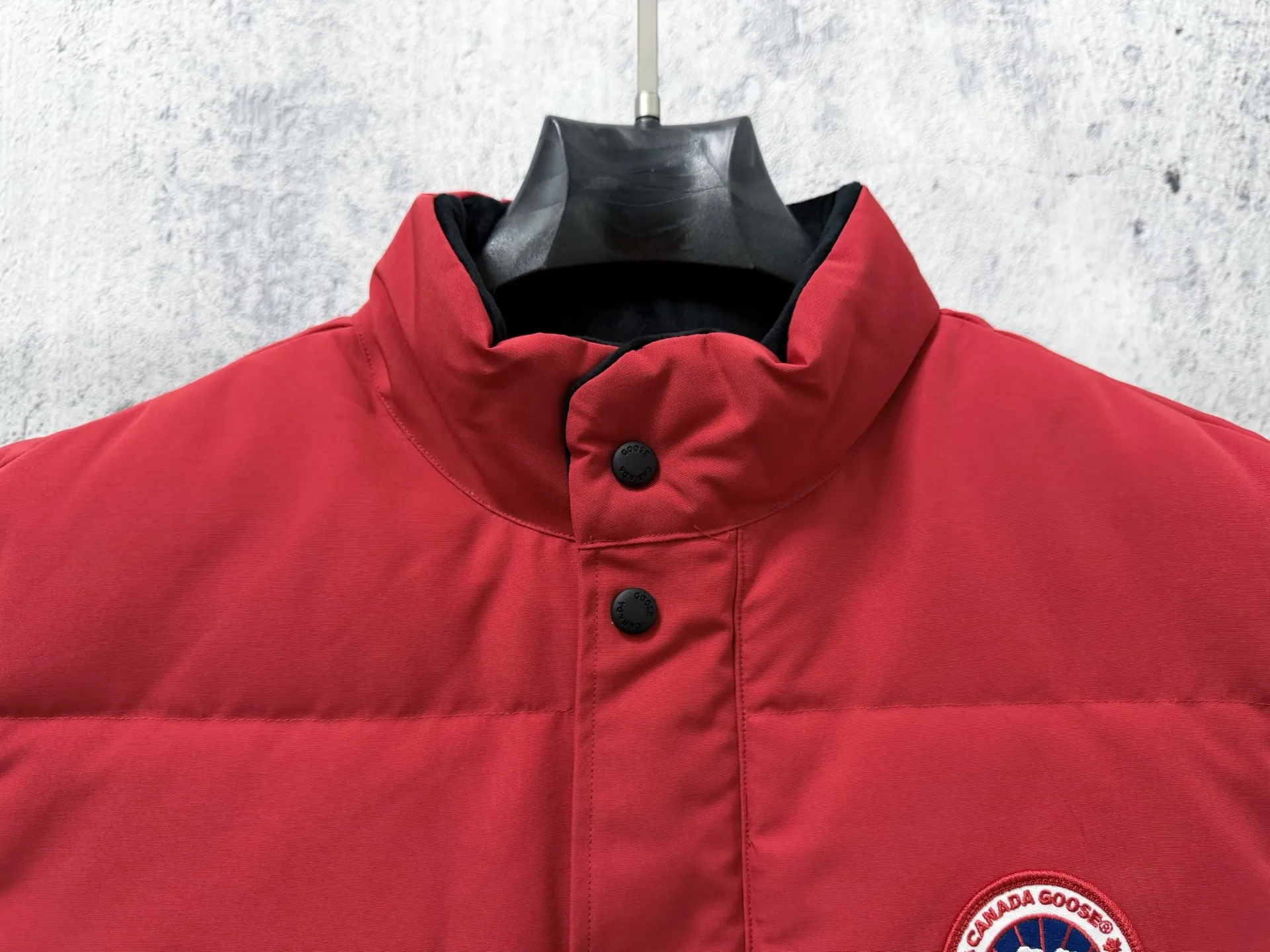 【Canada Goose】Canada Goose #Freestyle Crew 4154M Men’s and Women’s Vest Down# ➖ Imported Behringer embroidery machine and customized 10,000-needle embroidery logo! ➖ Imported 21-count polyester-cotton blended original fabric, using Feather-Light 10D waterproof coating fabric, made of 84.5% polyester fiber and 15.5% cotton, 100% the best feel in the entire network! ➖ The official website of Authentic synchronizes the national standard 80 white duck down, and will never mislead by false claims such as 90 down or goose down! ➖ 100% nylon nylon lining with double double-layer sealing design to prevent velvet from running away. Top-grade polar fleece is used in the collar and pockets to keep warm and comfortable! ➖ Yoshida YKK provides original custom-made electroplated sliders. YKK two-way lockable zippers are tight and smooth and will not peel off paint! ➖ 3M composite original Velcro is durable, and all accessories and hardware are disassembled and customized! ⛔No slander, no exaggeration, no need for too much copywriting, because it is focused, it is professional! SIZE: XS S M L XL XXL